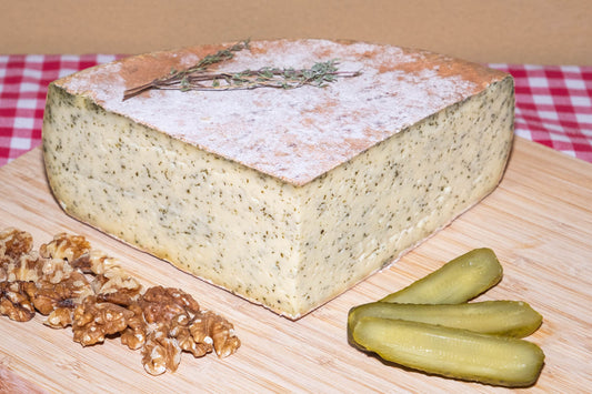 Raclette de Savoie à l'ail des ours, demi-meule avec noix et cornichons