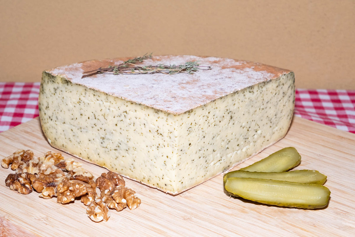 Raclette de Savoie à l'ail des ours, demi-meule entamée, autre vue