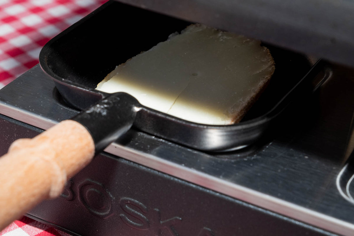 Raclette de chèvre, tranche qui fond sous l'appareil à raclette