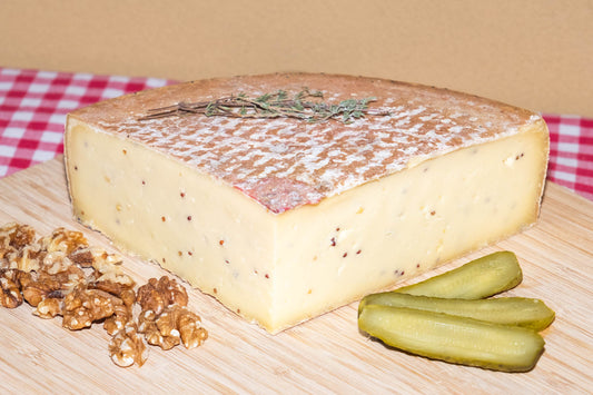 Raclette de Savoie à la moutarde, demi-meule avec noix et cornichons