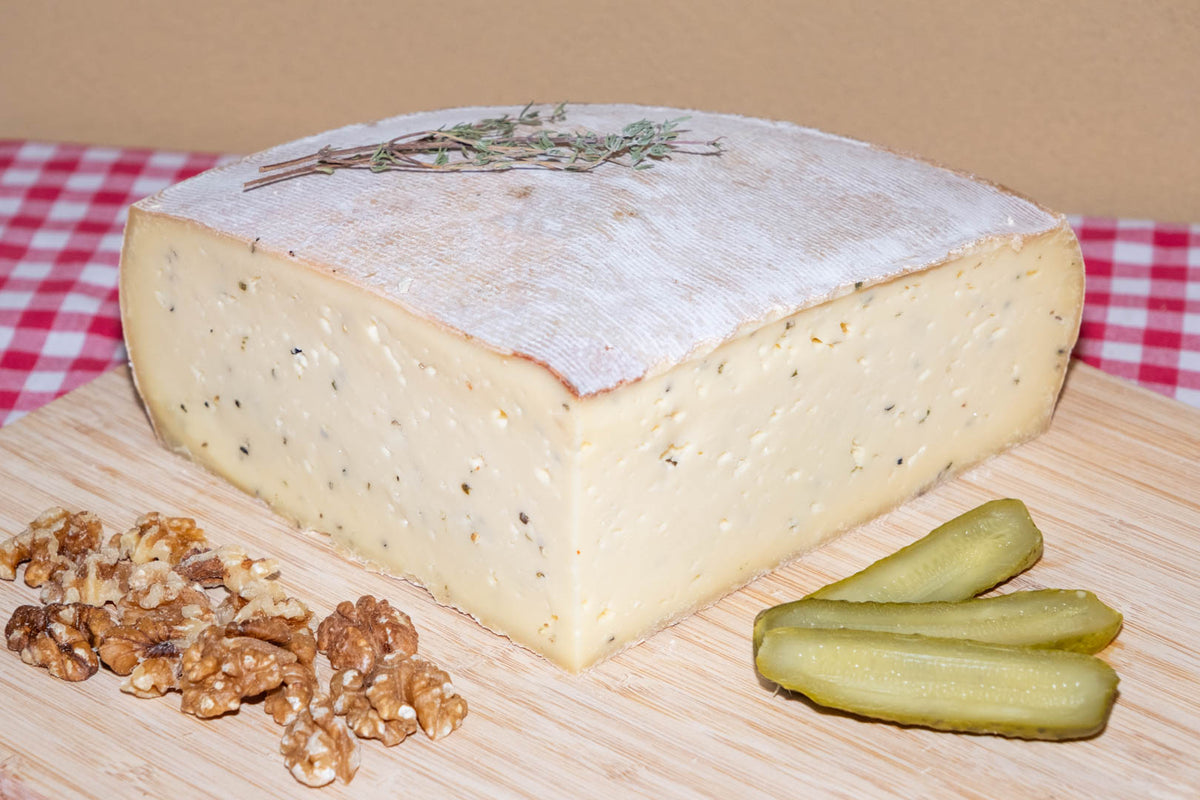 Raclette de Savoie au poivre, demi-meule entamée, autre vue