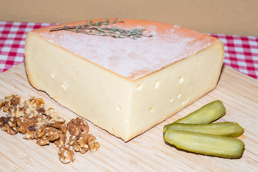 Raclette de Savoie, demi-meule avec noix et cornichons