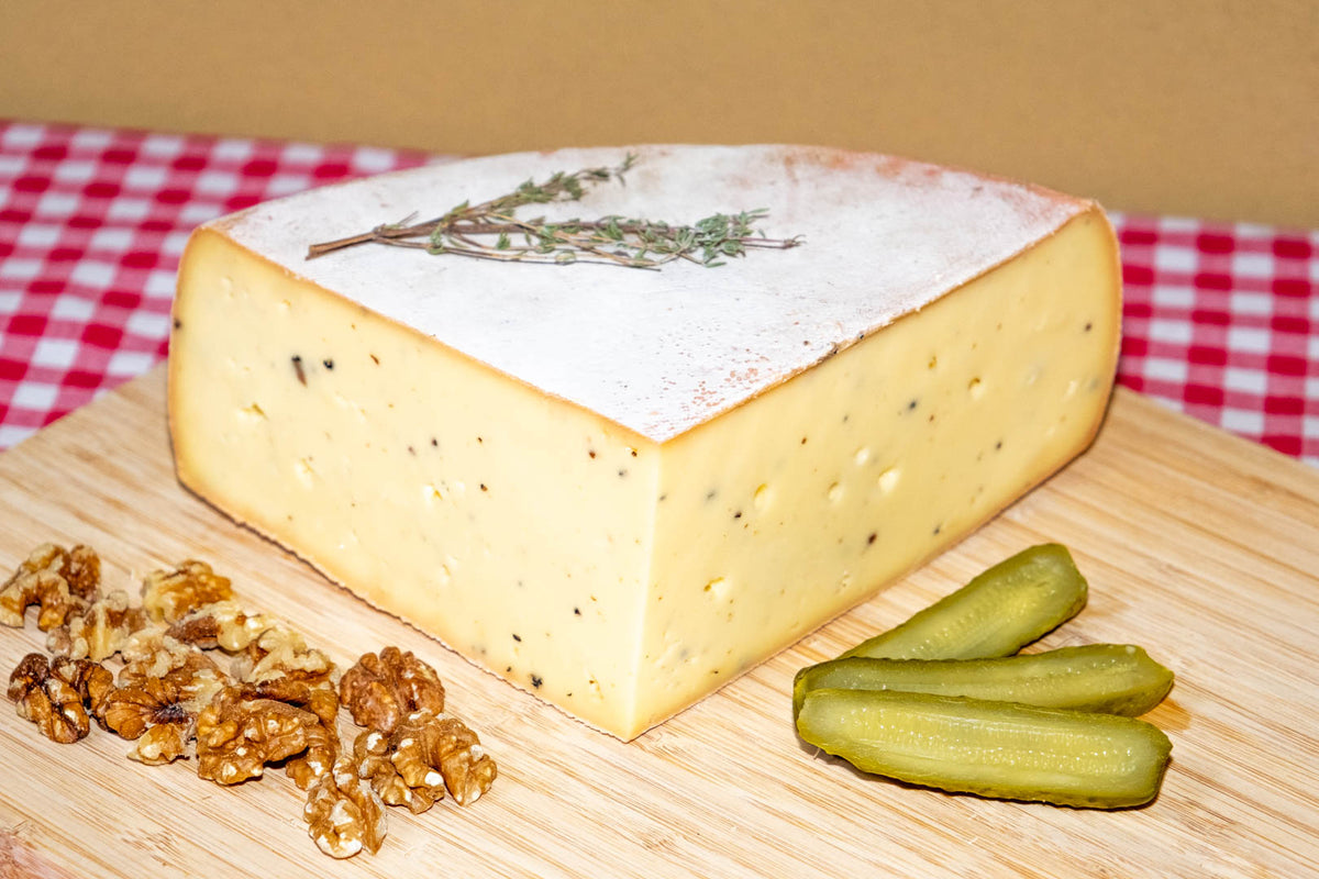 Raclette à la truffe, demi-meule entamée, autre vue