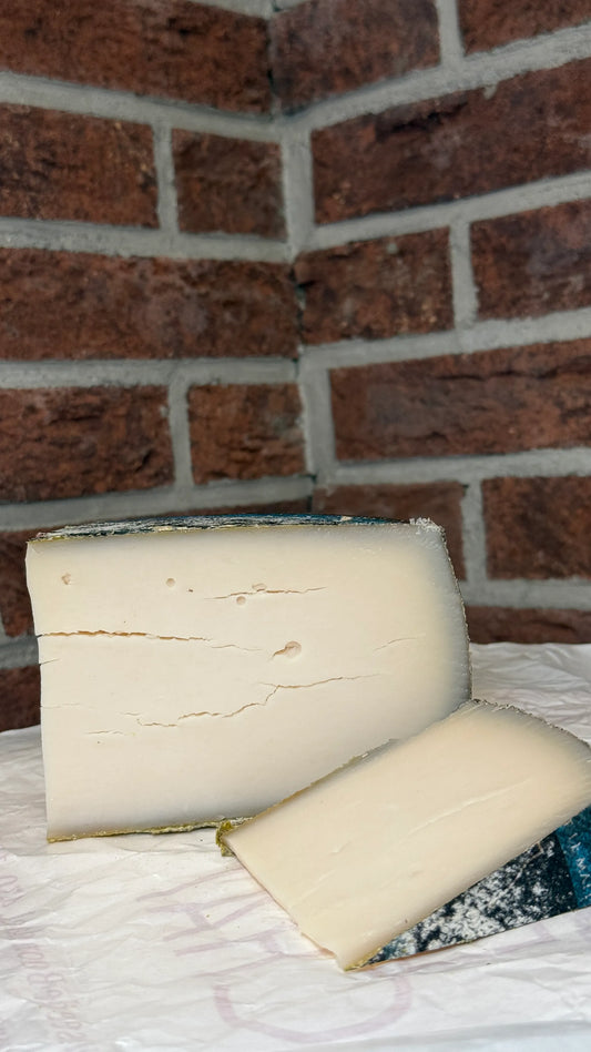 Kaltbach corsé - fromage de vache suisse affiné en grotte - La Dent du Chat