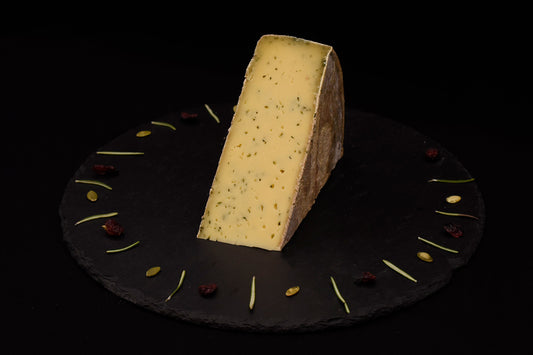 Raclette à l'ail des ours, fromage à raclette mi-dur de Savoie