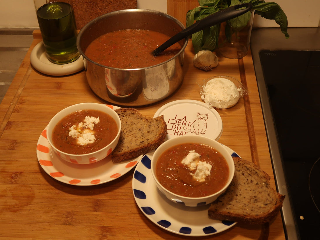 Bol de gaspacho dressé avec dés de fromage frais et herbes ciselées