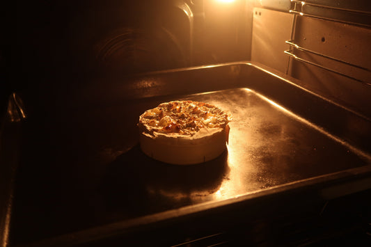 Camembert au four rôti et coulant, croûte dorée entaillée en croisillons