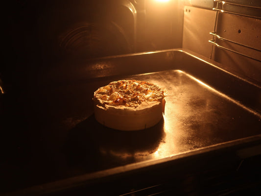 Camembert au four rôti et coulant, croûte dorée entaillée en croisillons