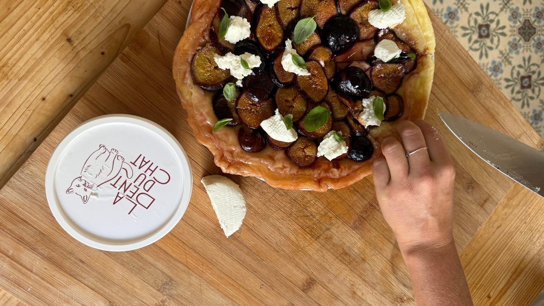 Tarte tatin aux figues, oignons confits et chèvre frais