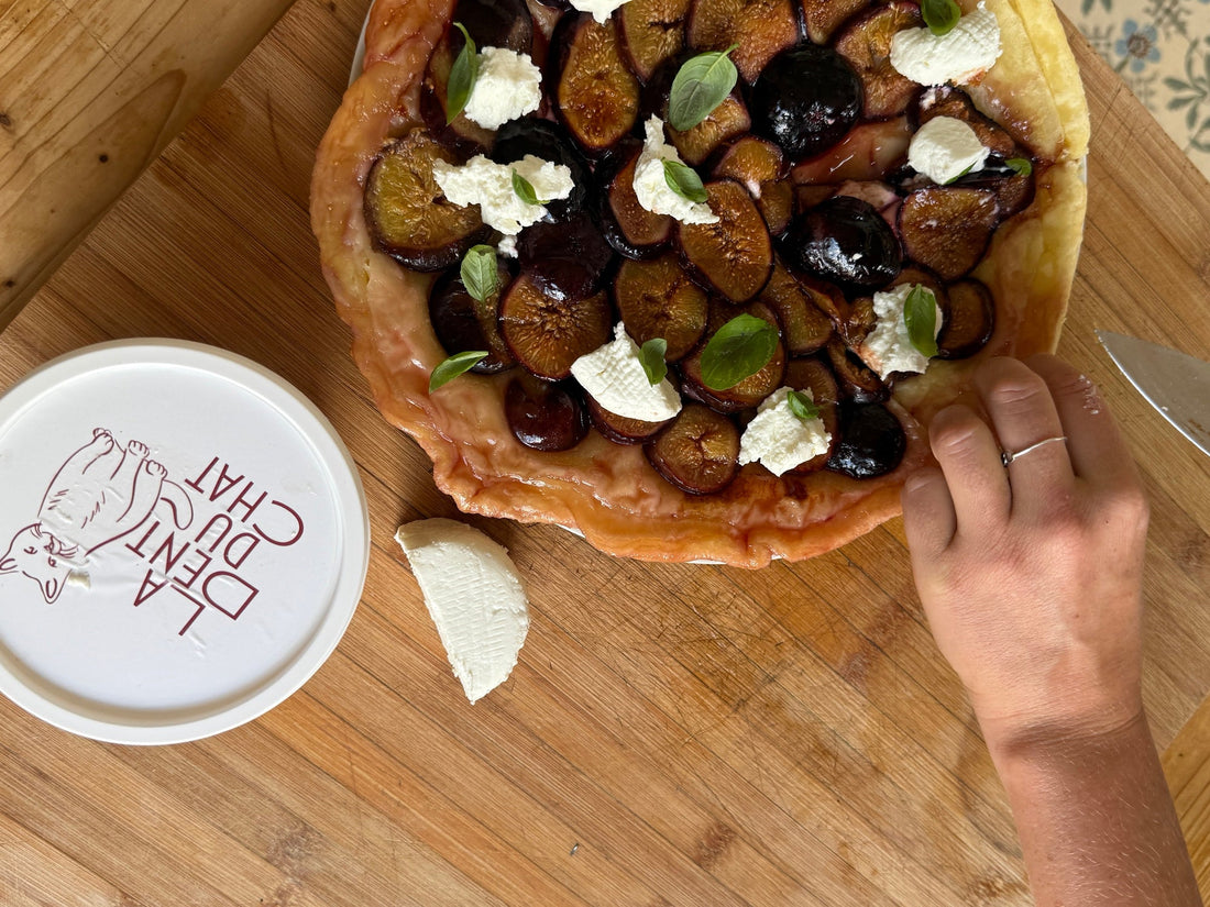 Tarte tatin aux figues, oignons confits et chèvre frais