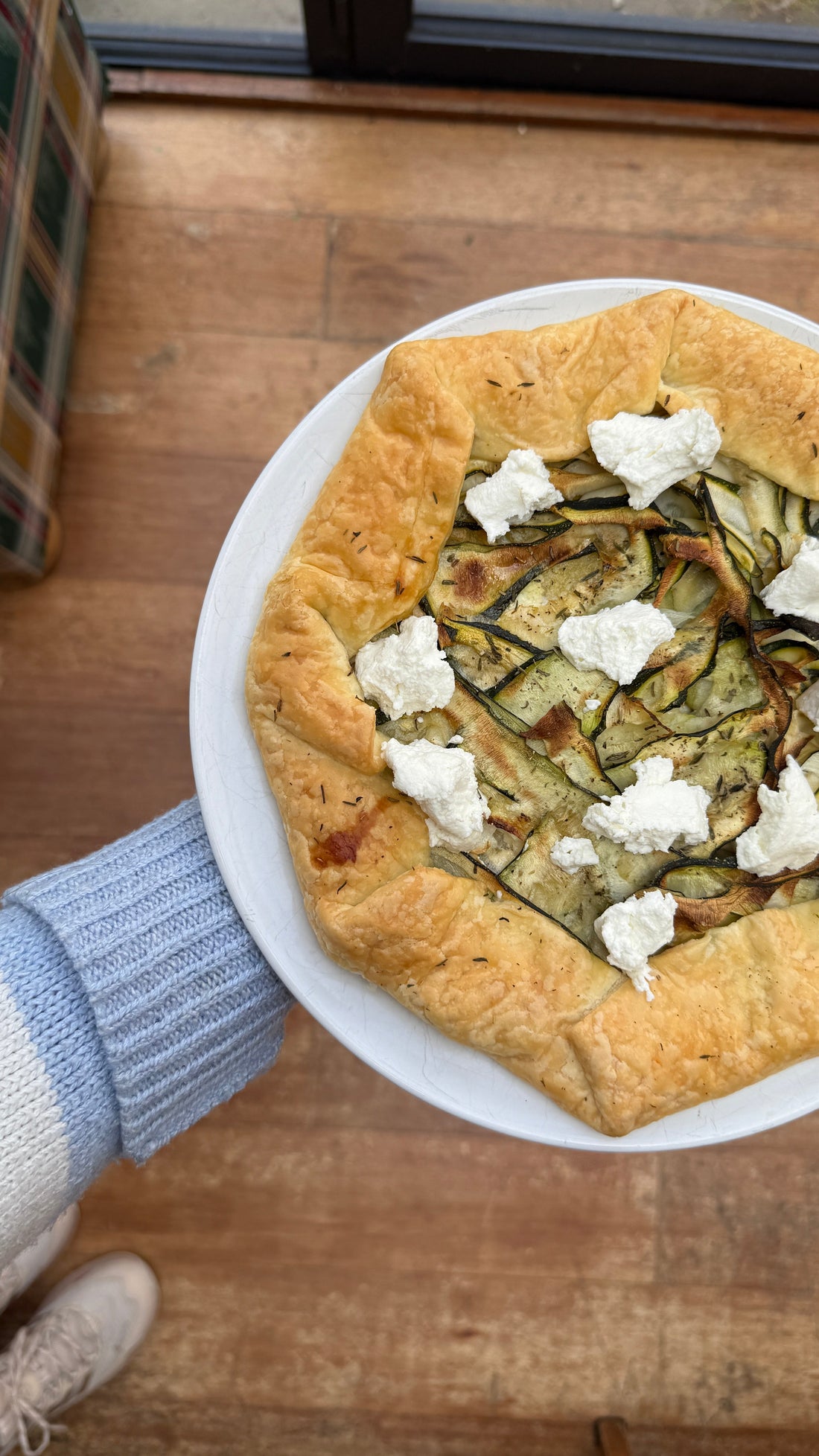 Tarte courgette chèvre façon galette rustique, parsemée de chèvre frais La Dent du Chat