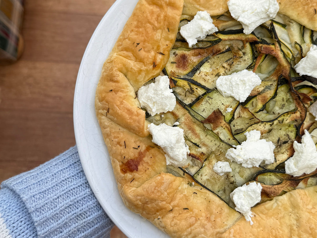 Tarte courgette chèvre façon galette rustique, parsemée de chèvre frais La Dent du Chat