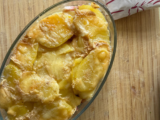 Gratin de pommes de terre au munster doré à la sortie du four