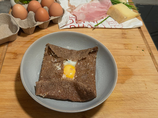 Galette de sarrasin à l'Abondance, jambon, champignons et œuf coulant, pliée en carré