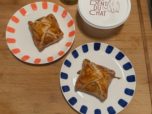 Feuilletés chèvre miel noix dorés, servis dans des assiettes