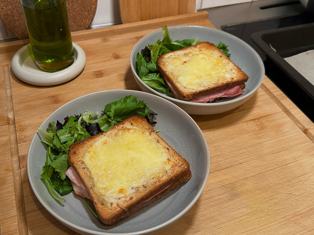 Croque-monsieur maison gratiné, servi avec une salade verte