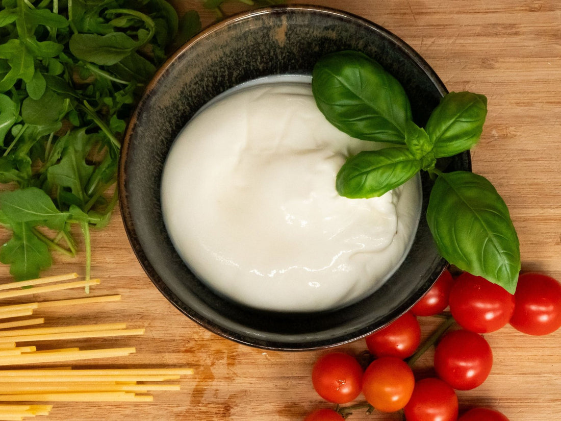 Burrata au lait de bufflonne ouverte, cœur de stracciatella et crème - La Dent du Chat