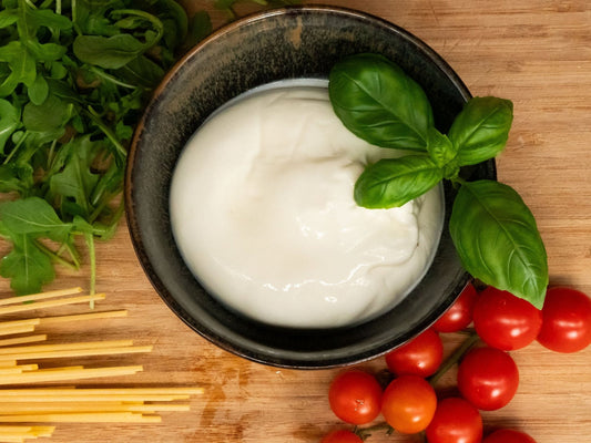 Burrata au lait de bufflonne ouverte, cœur de stracciatella et crème - La Dent du Chat