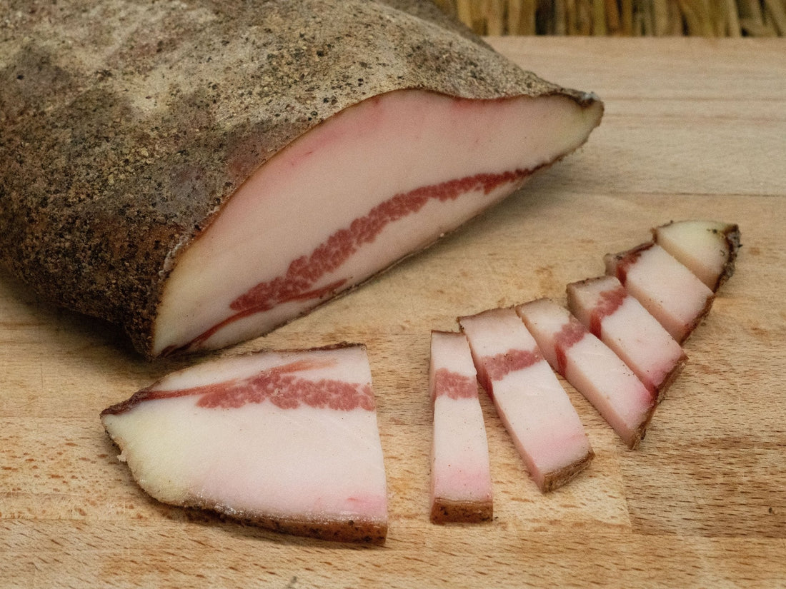 Guanciale, joue de porc séchée et poivrée, tranché à La Dent du Chat