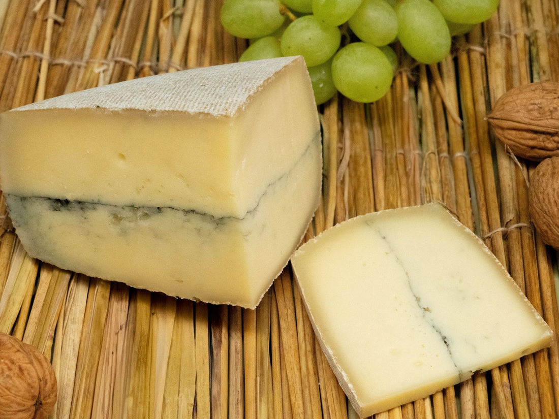 Morbier au lait cru, fromage à la raie cendrée caractéristique