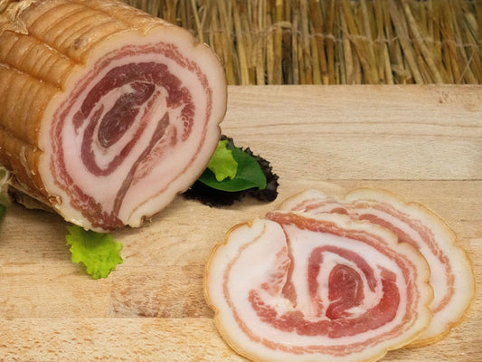 Pancetta italienne roulée, charcuterie de poitrine de porc affinée
