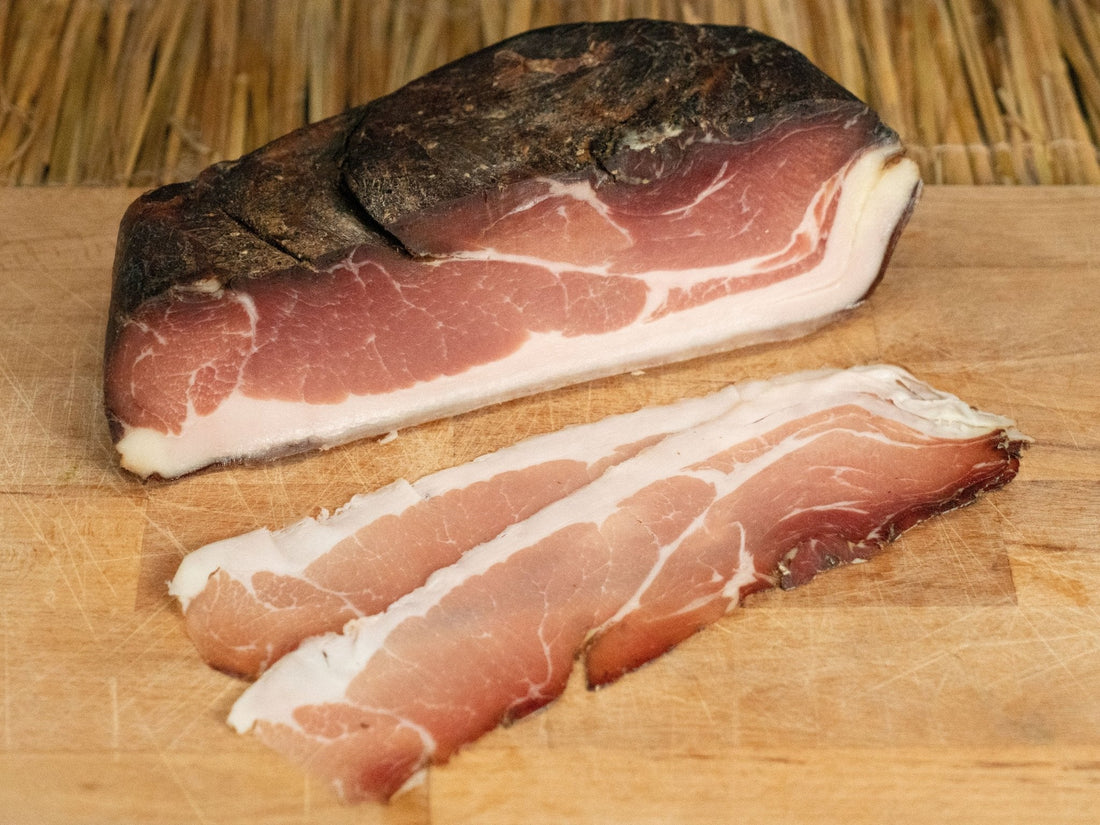 Speck, jambon cru de porc fumé des Alpes italiennes, en tranches