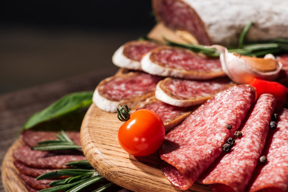 Tranches de saucisson et charcuteries artisanales italiennes