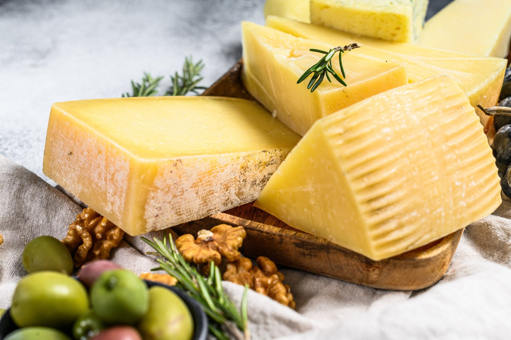 Assortiment de fromages artisanaux à pâte dure, noix et romarin