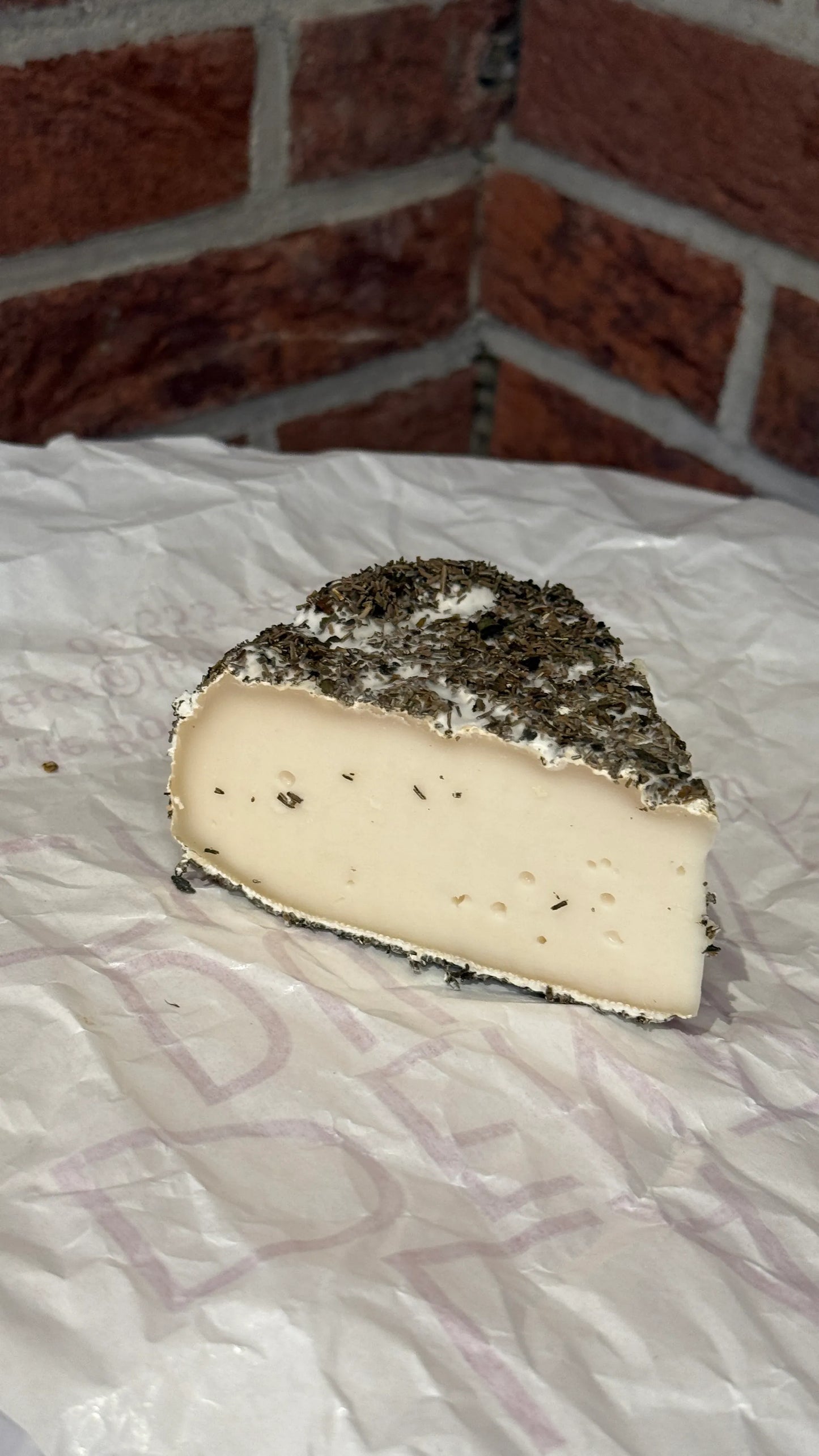 Brie de chèvre au romarin - fromage de chèvre bio aux herbes - La Dent du Chat