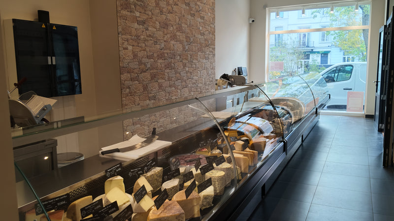 Vitrine réfrigérée de la boutique Châtelain, côté rue