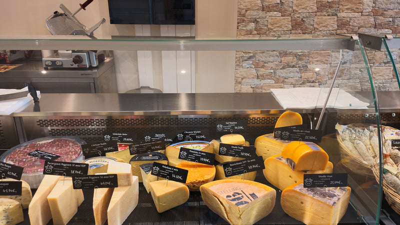 Vitrine de fromages et de charcuteries à la coupe, boutique La Dent du Chat Châtelain