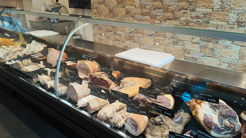 Comptoir de charcuteries artisanales, jambons et saucissons, boutique Châtelain