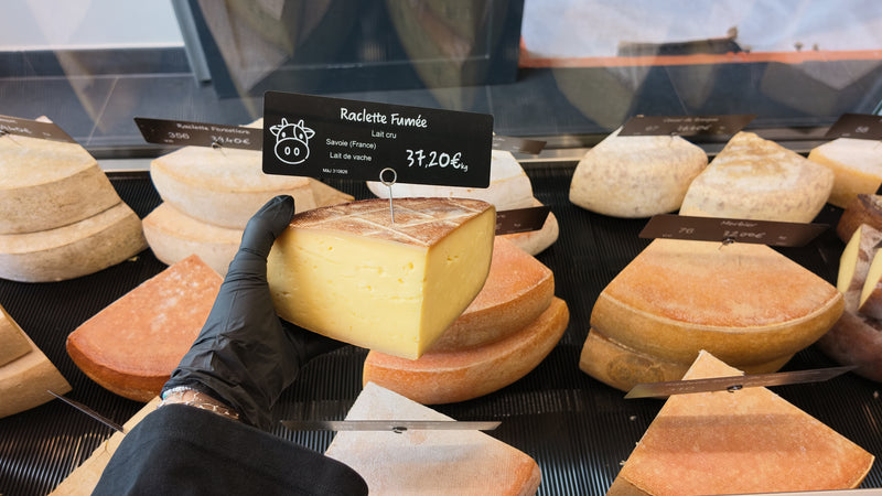 Raclette fumée présentée à la coupe, boutique Châtelain