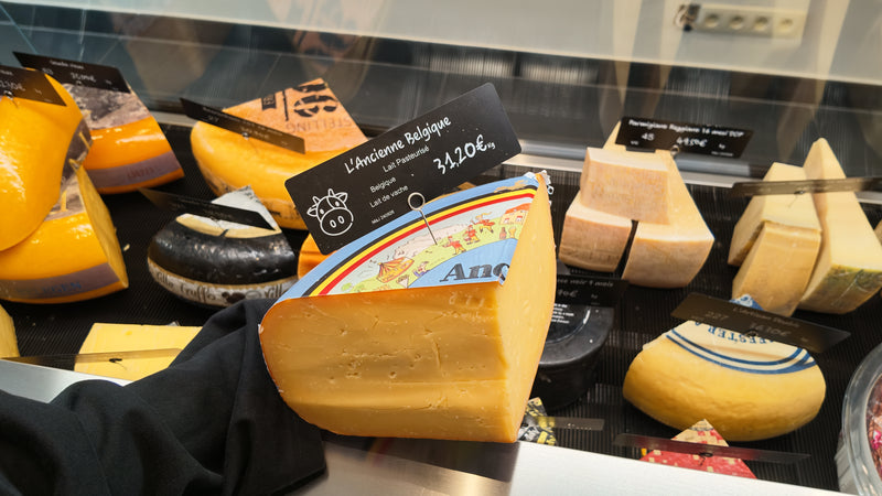 Fromage belge à pâte pressée présenté à la coupe, boutique Châtelain