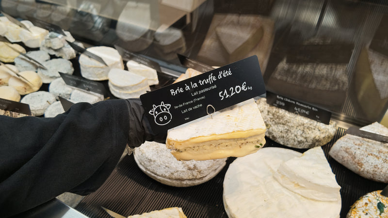 Brie à la truffe en vitrine, boutique La Dent du Chat Châtelain