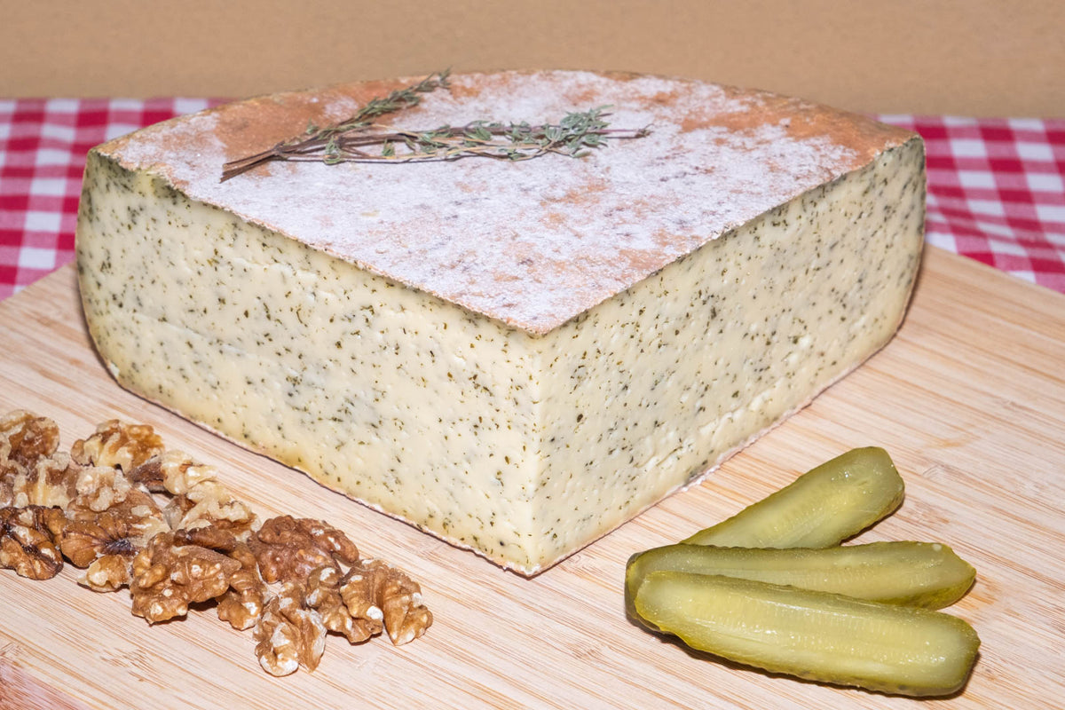 Raclette de Savoie à l'ail des ours, demi-meule avec noix et cornichons