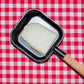 Raclette de chèvre, tranche dans un poêlon à raclette