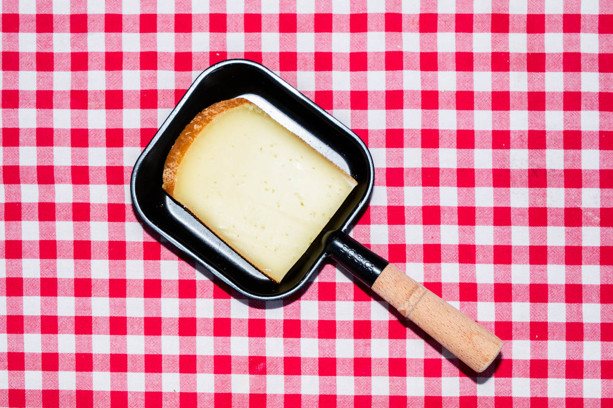 Raclette fumée de Haute-Savoie, tranche dans un poêlon à raclette