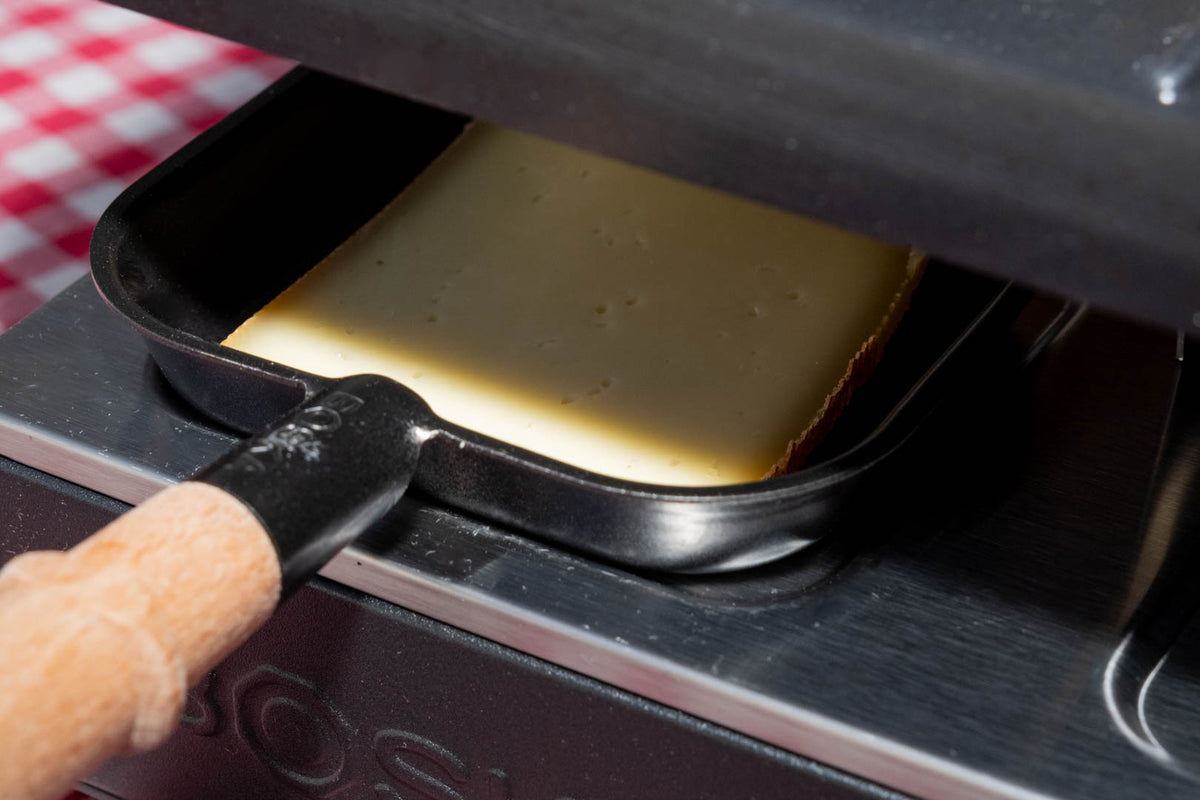 Raclette fumée de Haute-Savoie, tranche qui fond sous l'appareil à raclette