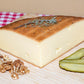 Raclette fumée de Haute-Savoie, demi-meule avec noix et cornichons
