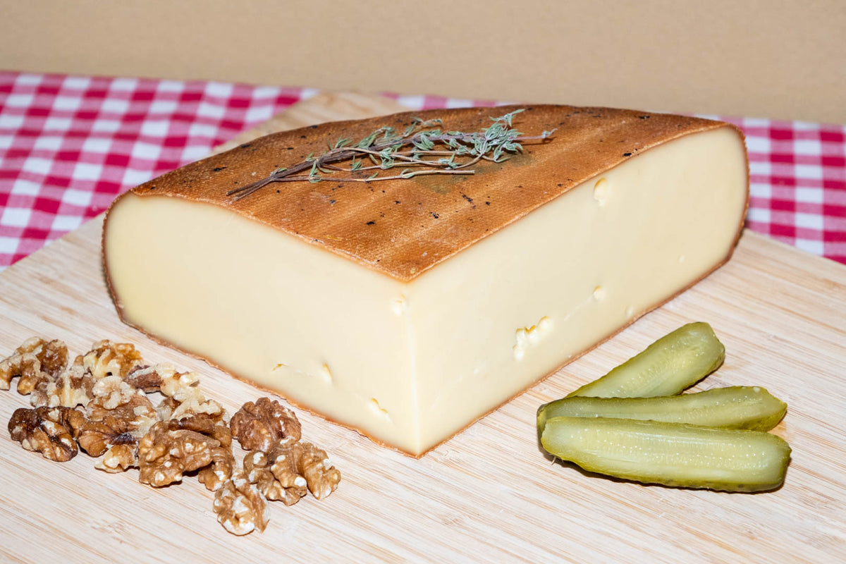 Raclette fumée de Haute-Savoie, demi-meule avec noix et cornichons
