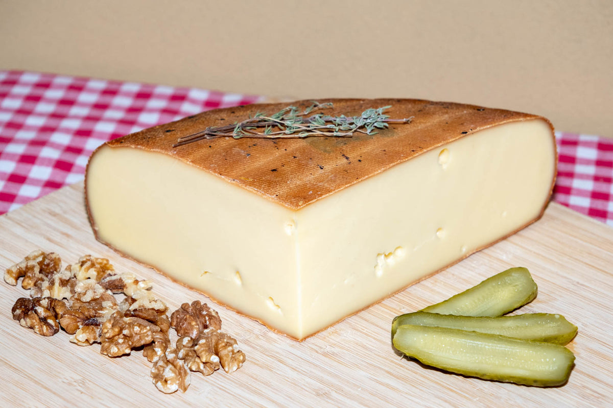 Raclette fumée de Haute-Savoie, demi-meule entamée, autre vue