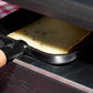 Raclette de Savoie à la moutarde, tranche qui fond sous l'appareil à raclette