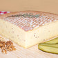 Raclette de Savoie à la moutarde, demi-meule avec noix et cornichons