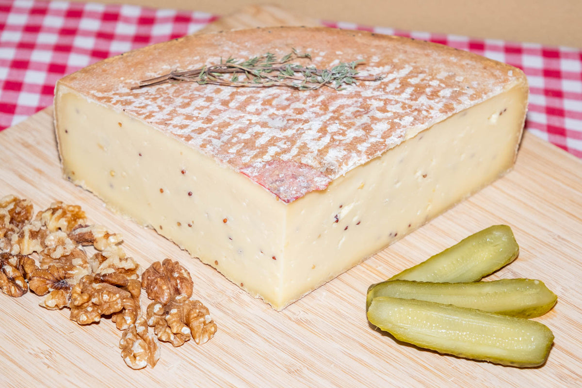Raclette de Savoie à la moutarde, demi-meule entamée, autre vue