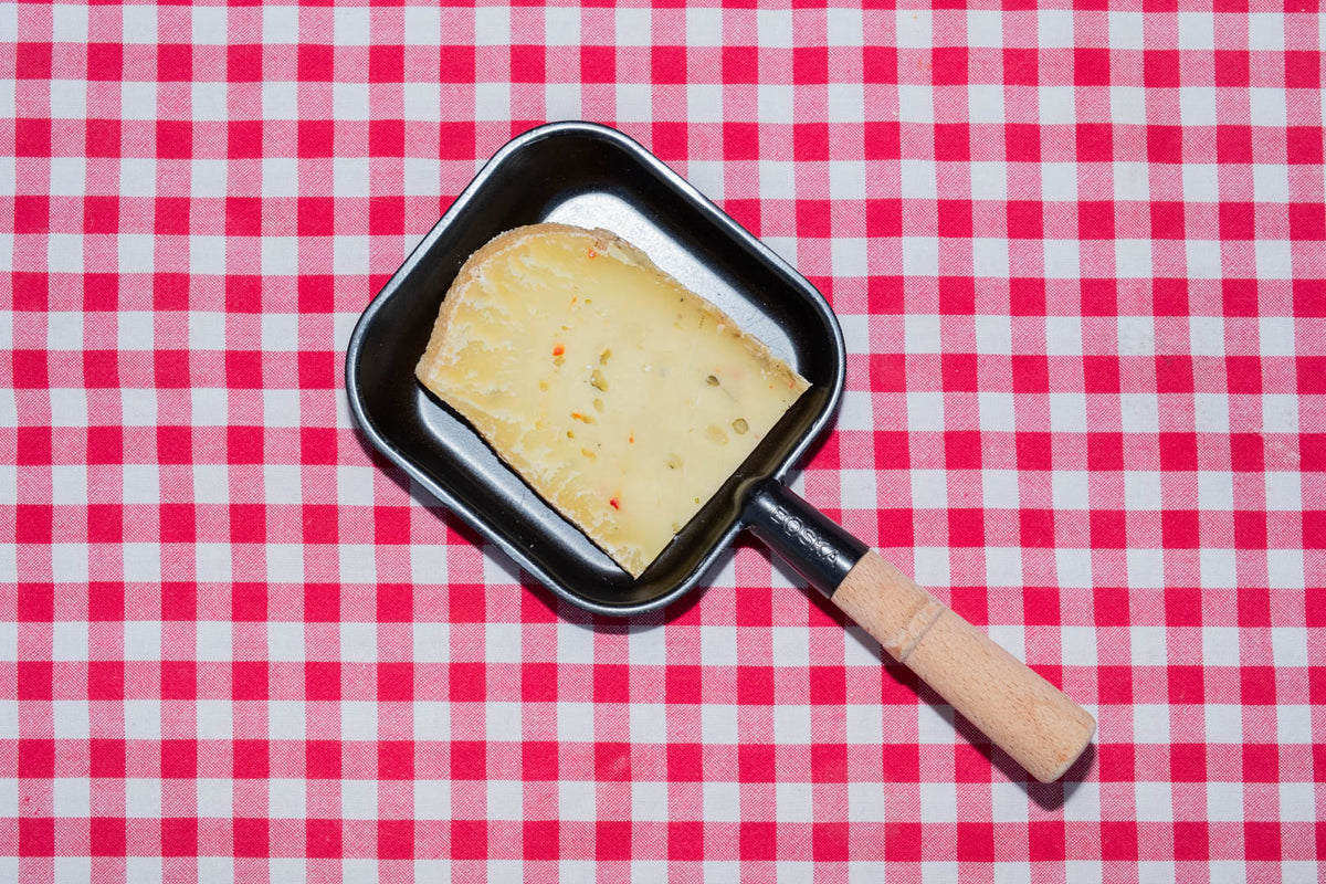 Raclette de Savoie au piment, tranche dans un poêlon à raclette