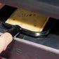 Raclette de Savoie au piment, tranche qui fond sous l'appareil à raclette