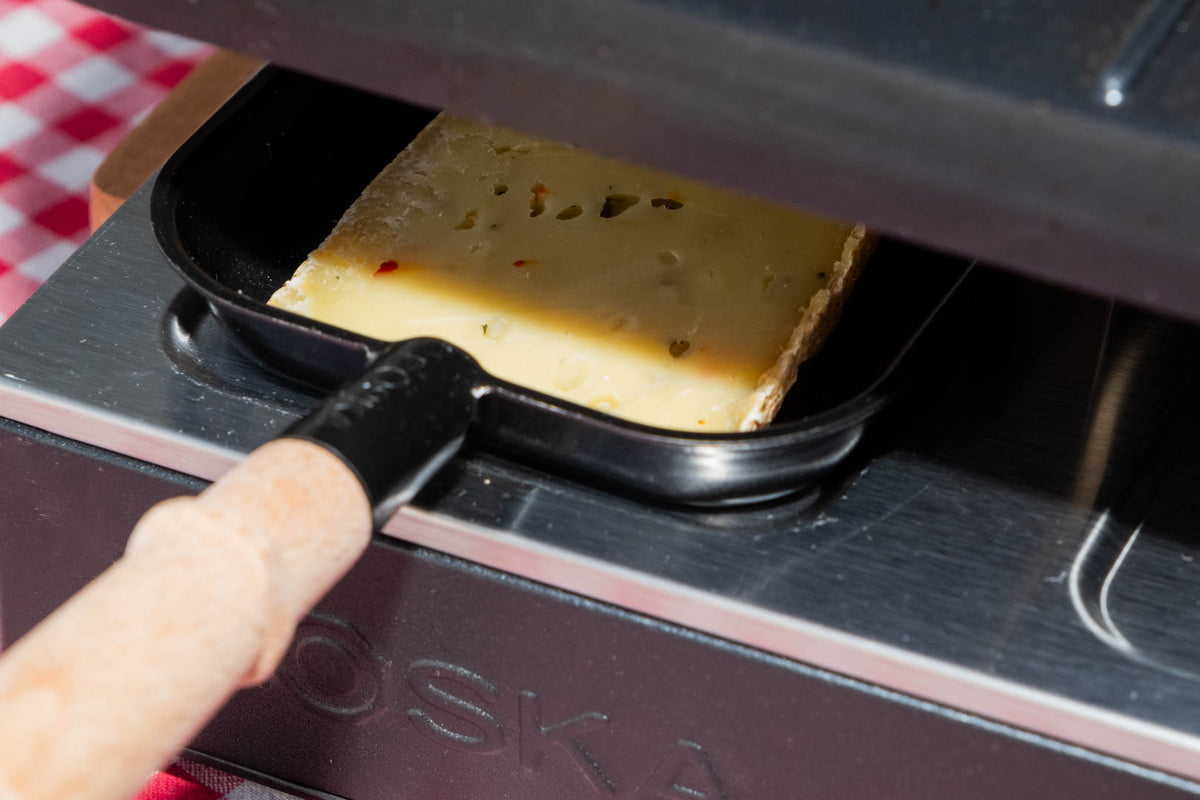 Raclette de Savoie au piment, tranche qui fond sous l'appareil à raclette