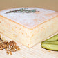 Raclette de Savoie au piment, demi-meule avec noix et cornichons