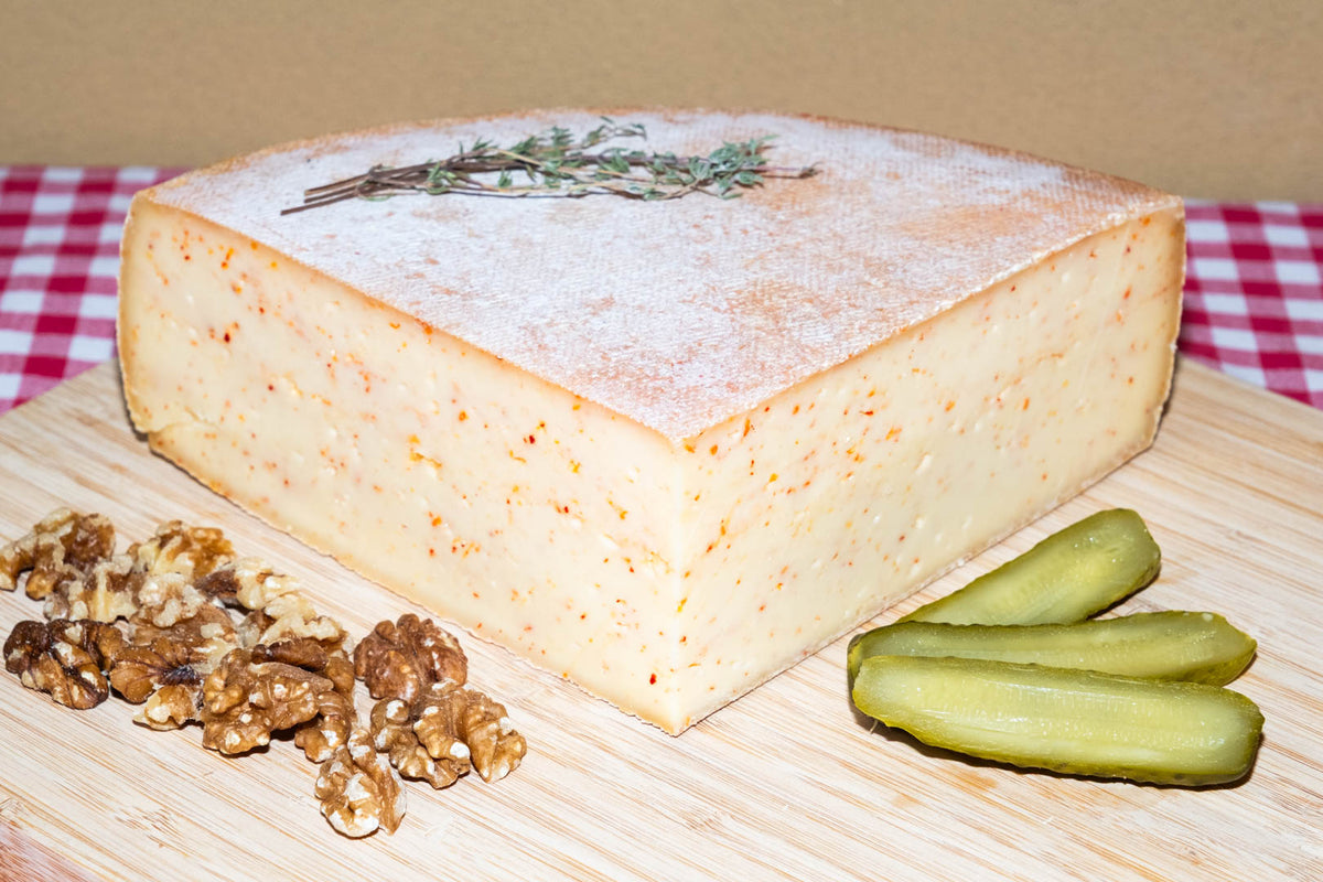 Raclette de Savoie au piment, demi-meule avec noix et cornichons